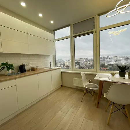 яркая светлая в аркадии посуточно с прекрасным видом на Apartmán Oděsa