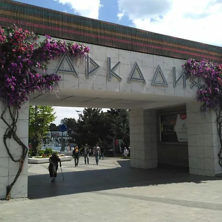 яркая светлая в аркадии посуточно с прекрасным видом на Apartmán