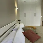 яркая светлая в аркадии посуточно с прекрасным видом на город!